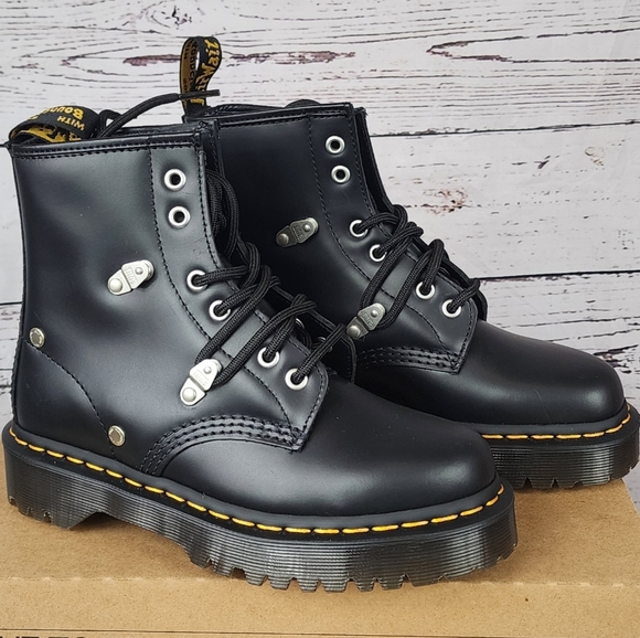 Dr. Martens 1460 Studs ブラックレザー 1460 Studded Zip Atlas Leather Lace Up Boots in Black Atlas